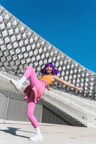 Mulher Dançarina Ativa Despreocupada Vestindo Roupas Esportivas Coloridas Divertindo Rua — Fotografia de Stock
