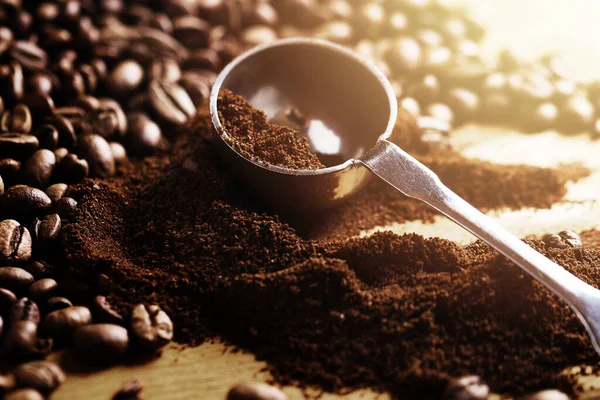 Großaufnahme Von Stahllöffel Gemahlenem Kaffee Und Bohnen Auf Holztisch — Stockfoto