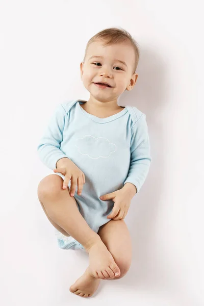 Adorabile Bambino Romper Sdraiato Sulla Schiena Sorridente Sfondo Bianco — Foto Stock