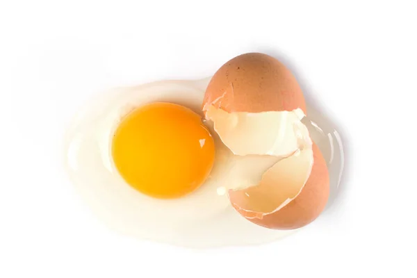 黄身と卵の白を注ぐと壊れた鶏の卵の閉じる — ストック写真