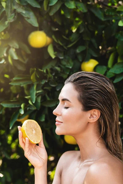 Outdoor Portrait Beautiful Woman Smooth Skin Lemon Fruit Her Hands — Stock Photo, Image