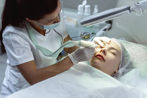 Artista Maquiagem Permanente Profissional Seu Cliente Durante Tratamento Aprimoramento Linha — Fotografia de Stock