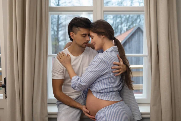 Genç Şehvetli Bir Çift Bebek Bekliyor Erkek Hamile Karısı Pencerenin — Stok fotoğraf