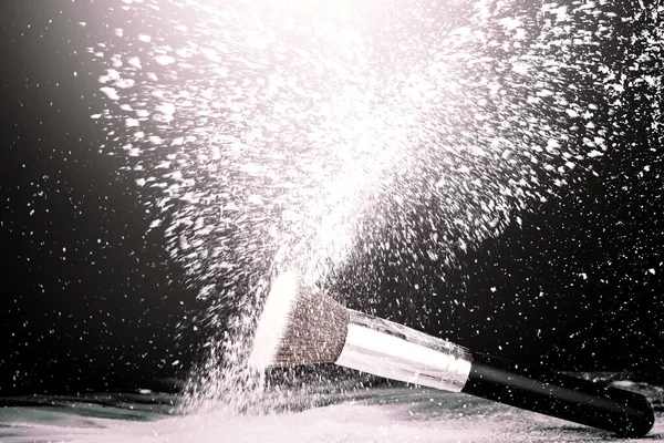 黒の背景に白い粉が落ちているメイクブラシ — ストック写真
