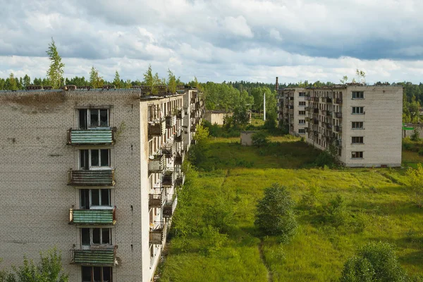 Exterior Prédio Abandonado Com Janelas Quebradas Uma Cidade Fantasma Europeia — Fotografia de Stock