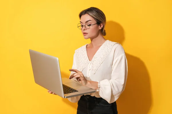 Young Nerdy Woman Wearing Eyeglasses Using Laptop Computer Yellow Background — Stock Photo, Image