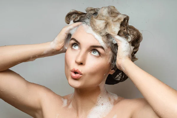 Portrait Young Beautiful Woman Washing Her Hair Shampoo — Stock Photo, Image