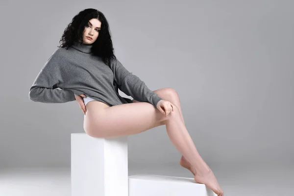 Retrato Mujer Joven Sexy Con Cabello Ondulado Negro Con Jersey —  Fotos de Stock