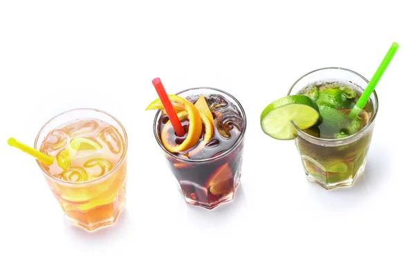 Bril Van Verschillende Frisdranken Highball Cocktails Witte Achtergrond — Stockfoto