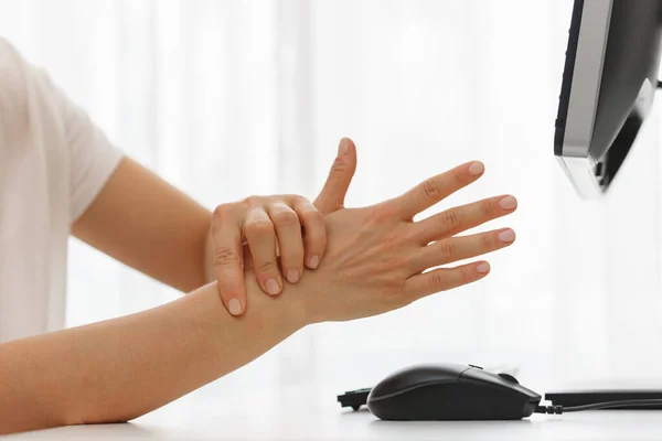 Closeup Female Hands Pain Wrist Because Carpal Tunnel Syndrome — Stock Photo, Image
