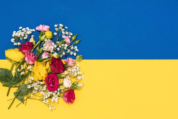 Háttér Csokor Apró Virágok Ukrán Zászló — Stock Fotó
