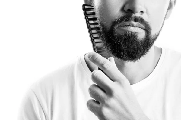 Hombre Peinando Gruesa Barba Sobre Fondo Blanco — Foto de Stock