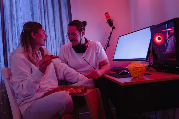 Jong Stel Chillen Thuis Kamer Met Neon Licht Pizza Eten — Stockfoto