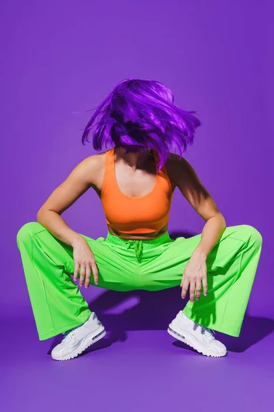 Portrait Woman Wearing Colorful Sportswear Purple Background — Stock Photo, Image