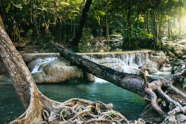Piękna Sceneria Wodospadu Spływającego Rzeki Jasną Płytką Wodą Głębokim Tropikalnym — Zdjęcie stockowe