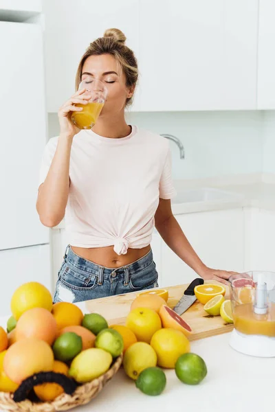 Mujer Joven Bebiendo Jugo Naranja Casero Recién Exprimido Cocina Blanca — Foto de Stock