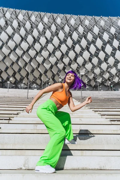 Dançarina Mulher Ativa Vestindo Roupas Esportivas Coloridas Realizando Rua Durante — Fotografia de Stock