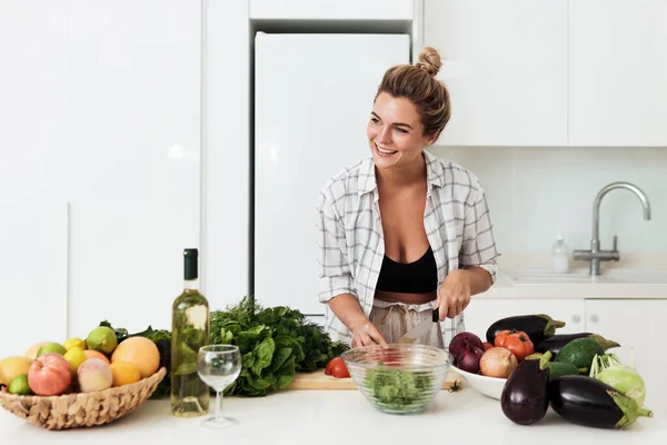 Mujer Alegre Joven Cocina Plato Vegetariano Saludable Casa Cocina Blanca —  Fotos de Stock
