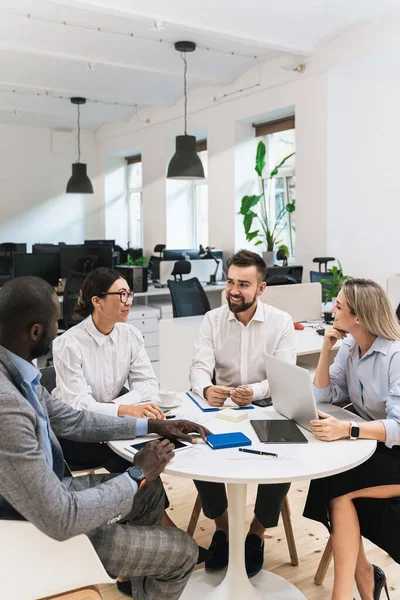 Grupo Empresarios Multiétnicos Durante Reunión Oficina Moderna — Foto de Stock