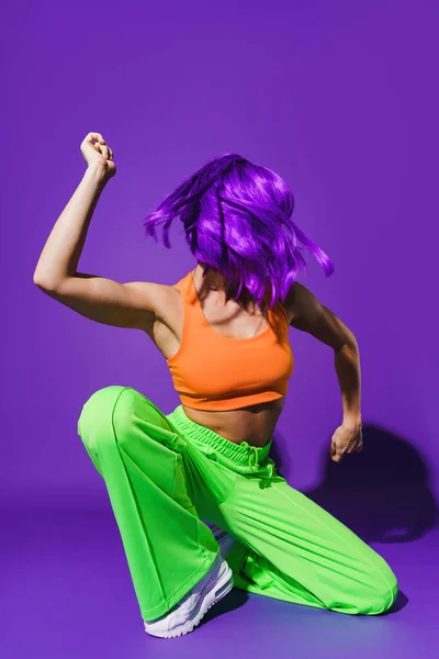 Despreocupado Dançarina Mulher Ativa Vestindo Roupas Esportivas Coloridas Realizando Contra — Fotografia de Stock