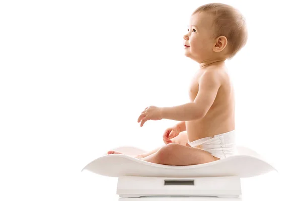 Misurazione Del Peso Adorabile Bambino Pannolino Seduto Scale Sfondo Bianco — Foto Stock