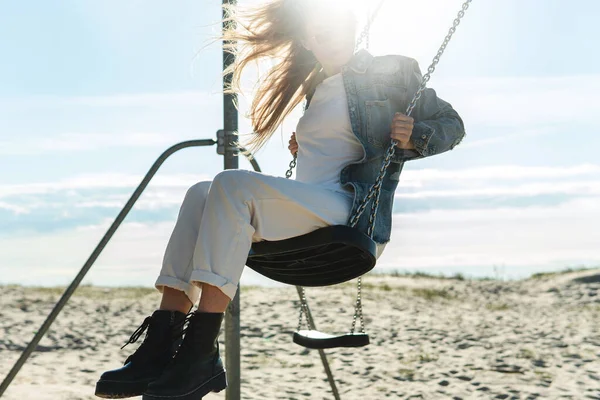 Young Pretty Woman Swinging Swing Sandy Beach Sunny Day — Stock Photo, Image