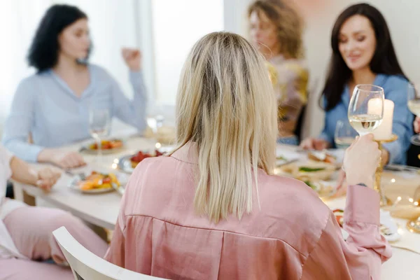 Νεαρές Χαρούμενες Φίλες Κάθονται Στο Γιορτινό Τραπέζι Σερβιρισμένες Φαγητό Και — Φωτογραφία Αρχείου