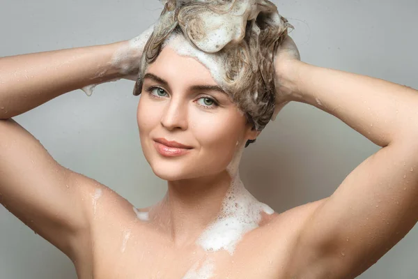 Portret Van Jonge Mooie Vrouw Wassen Haar Haar Met Een — Stockfoto