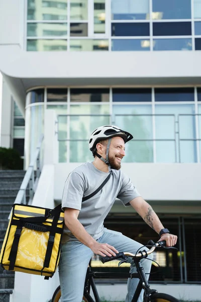 Joven Sonriente Mensajero Reparto Comida Express Está Montando Una Bicicleta —  Fotos de Stock