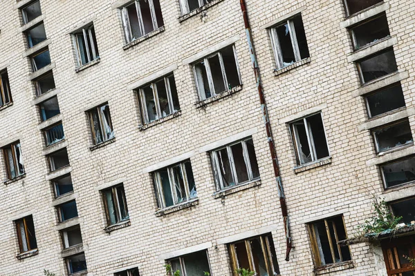 在一个荒凉的欧洲鬼城的一座废弃公寓楼外面 窗户破了 — 图库照片