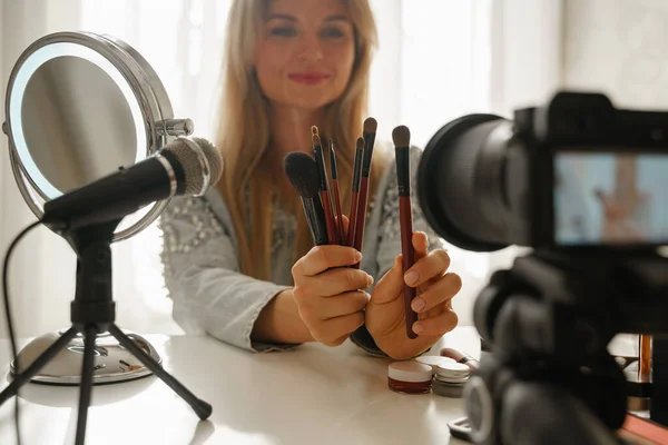 Young Woman Beauty Blogger Making Video Review Different Make Brushes — Stock Photo, Image