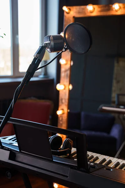 Piyano Filtresi Makyaj Aynası Olan Mikrofon Loş Işıklı Boş Bir — Stok fotoğraf