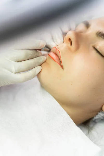 Artista Maquillaje Permanente Profesional Cliente Durante Procedimiento Rubor Labial — Foto de Stock