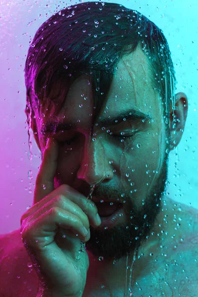 Porträt Eines Jungen Gutaussehenden Mannes Unter Wasserfluss Neonlicht — Stockfoto