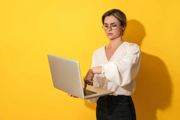 Junge Nerdige Frau Mit Brille Benutzt Laptop Computer Auf Gelbem — Stockfoto