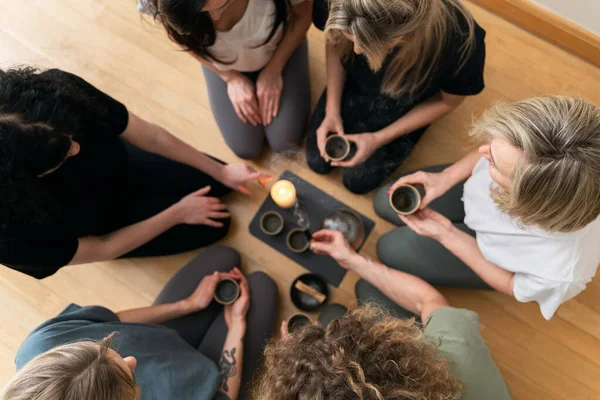 Young Women Friends Kneeling Tray Holding Cups Hot Tea Tea — Stock Photo, Image