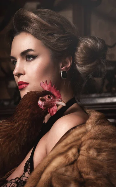 Портрет Великолепной Женщины Красивым Макияжем Прической Держащей Курицу — стоковое фото