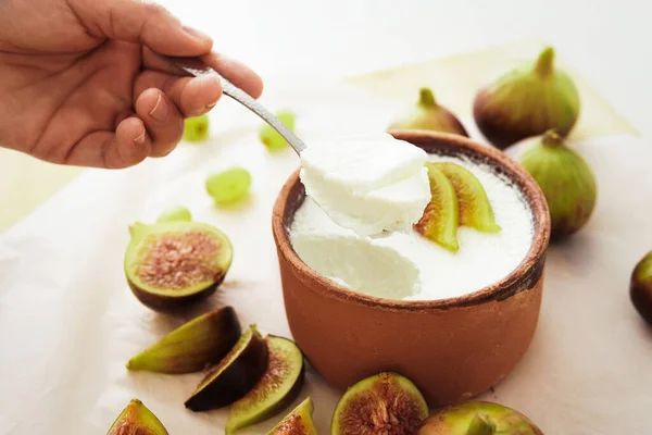Primo Piano Cucchiaio Delizioso Yogurt Greco Naturale Ciotola Argilla Con — Foto Stock