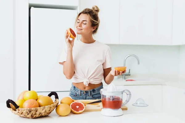 Young Beautiful Woman Sniffing Fresh Grapefruit Citrus Juice Preparation Home — Stock Photo, Image