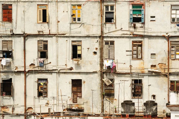 Старое Обветшалое Жилое Здание Трущобах Гаваны Сушильной Одеждой Свисающей Окон — стоковое фото