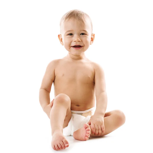 穿着尿布的健康可爱的小男孩坐在白色的背景上笑着 — 图库照片