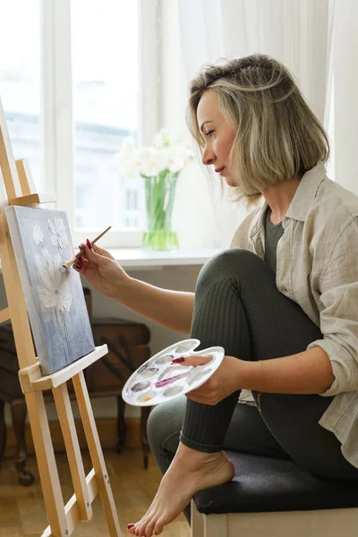 家庭画室画架上画布上的年轻女画家 — 图库照片