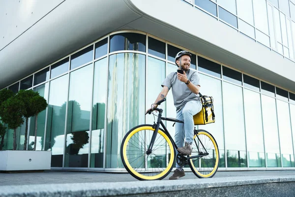 Sırtında Yalıtılmış Çantasıyla Bisiklete Binen Genç Gülen Ekspres Yemek Kuryesi — Stok fotoğraf
