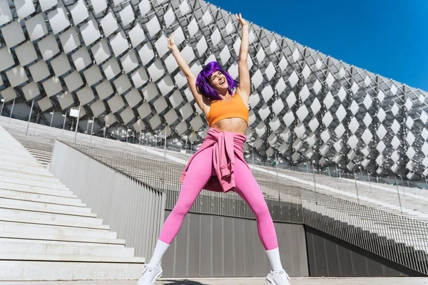 Ballerina Attiva Spensierata Che Indossa Abbigliamento Sportivo Colorato Divertendosi Strada — Foto Stock
