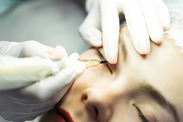 Profesyonel Makyaj Tedavisi Sırasında Genç Bir Kadın Kırbaç Çizgisi Geliştirme — Stok fotoğraf