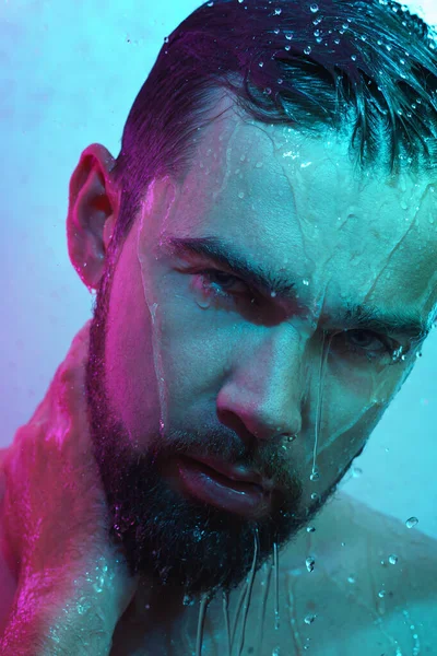 Portrét Mladého Pohledného Muže Pod Proudem Vody Neonovém Světle — Stock fotografie