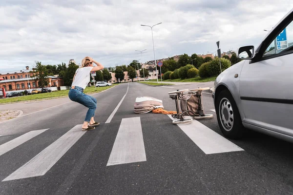 Madre Sorprendida Paso Peatones Después Accidente Coche Cuando Vehículo Golpea —  Fotos de Stock