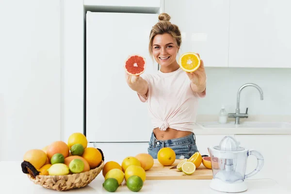 Young Cheerful Woman Lot Citrus Fruits Fresh Juice Preparation Home — Stock Photo, Image