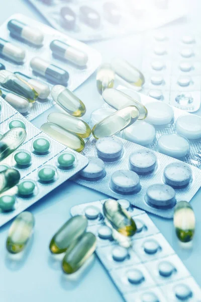 Close Van Verschillende Pillen Capsules Medisch Blauw Licht — Stockfoto