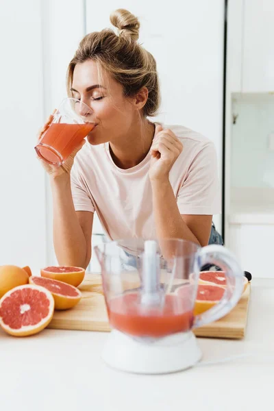 Young Woman Drinking Freshly Squeezed Homemade Grapefruit Juice White Kitchen — Stock Photo, Image